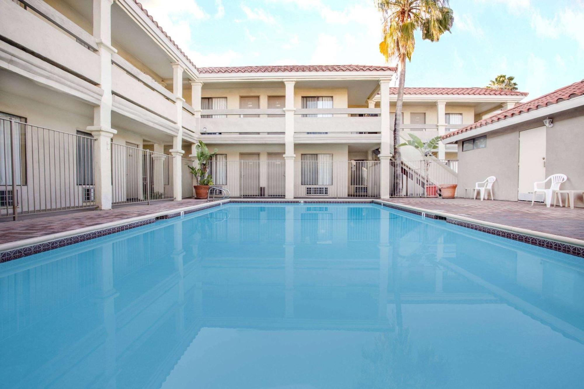 Travelodge By Wyndham Costa Mesa Newport Beach Hacienda Exterior foto